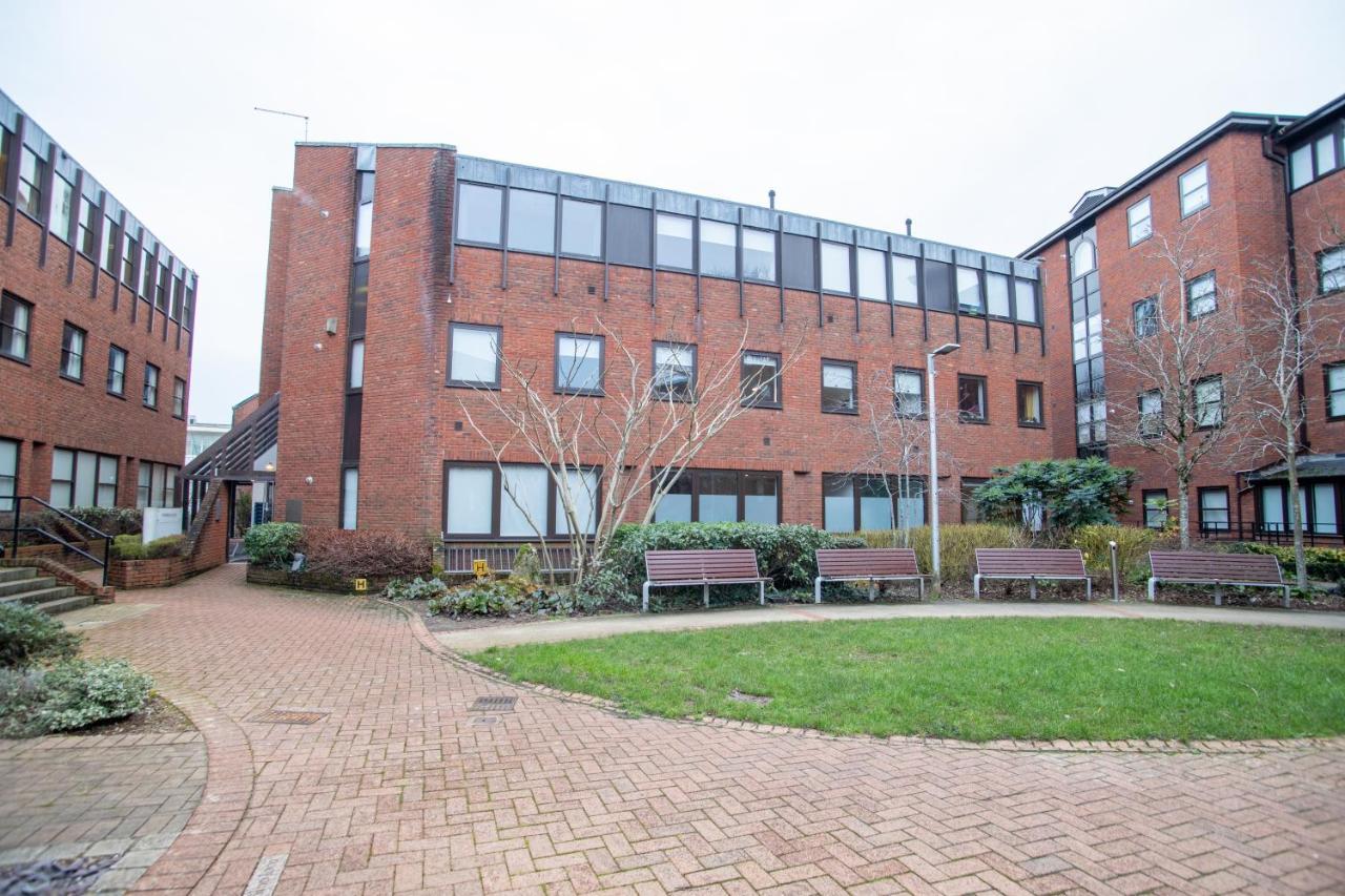 Pembroke House Apartments Exeter For Families Business Relocation Free Parking Bagian luar foto