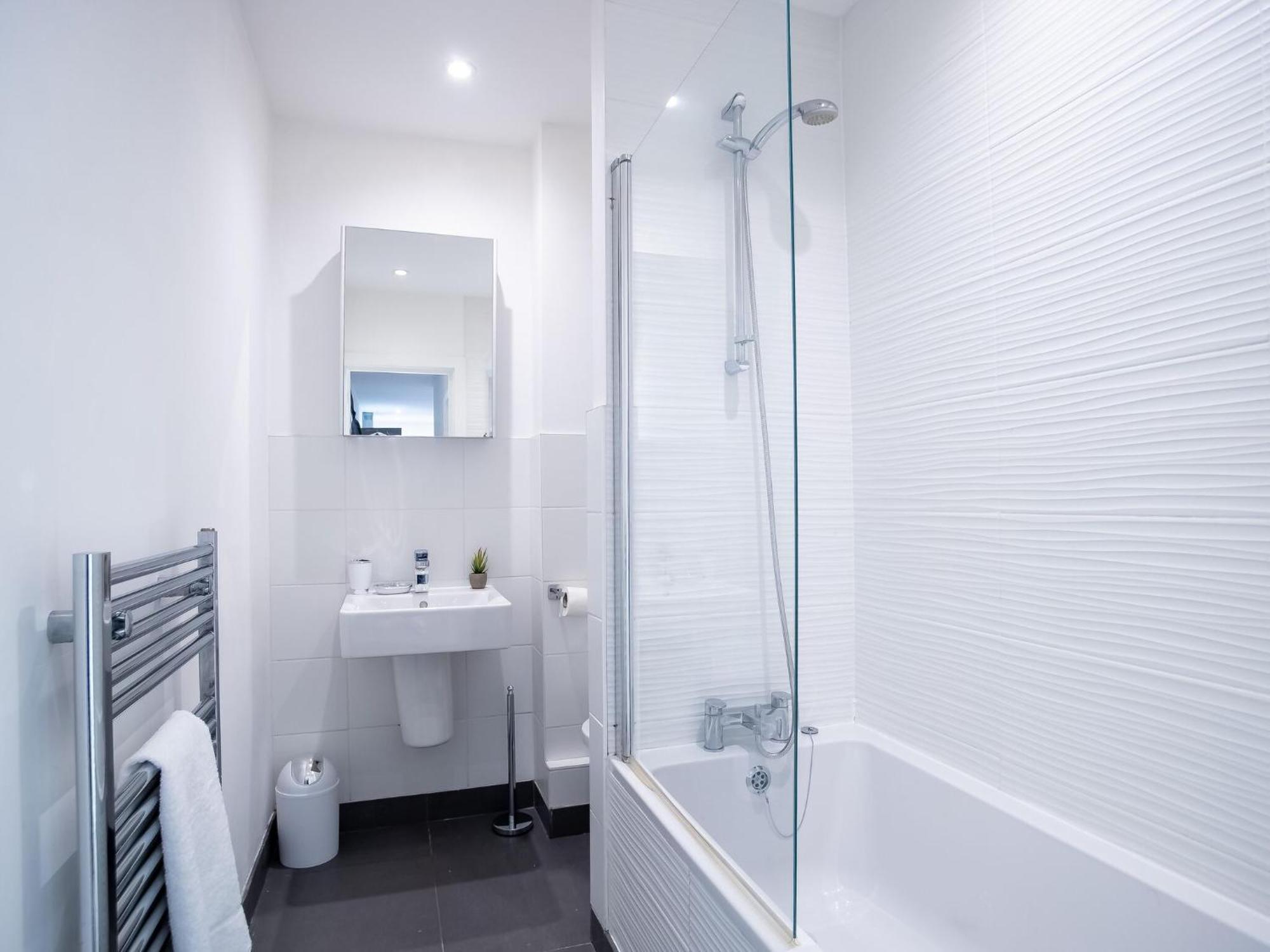 Pembroke House Apartments Exeter For Families Business Relocation Free Parking Bagian luar foto
