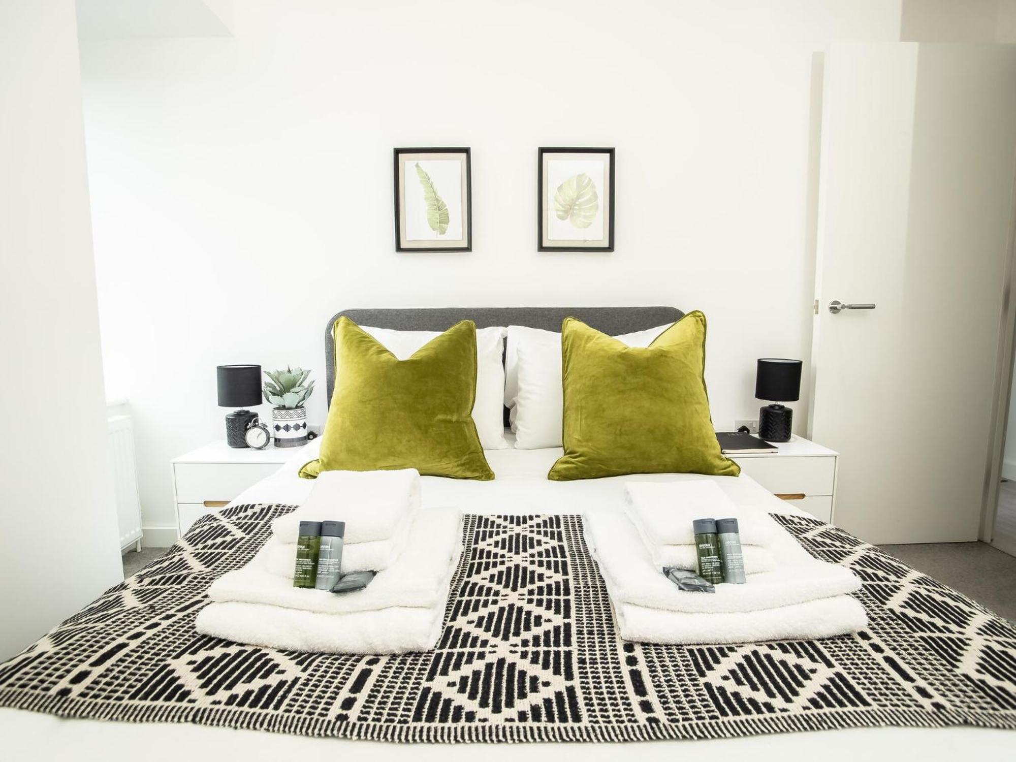 Pembroke House Apartments Exeter For Families Business Relocation Free Parking Bagian luar foto