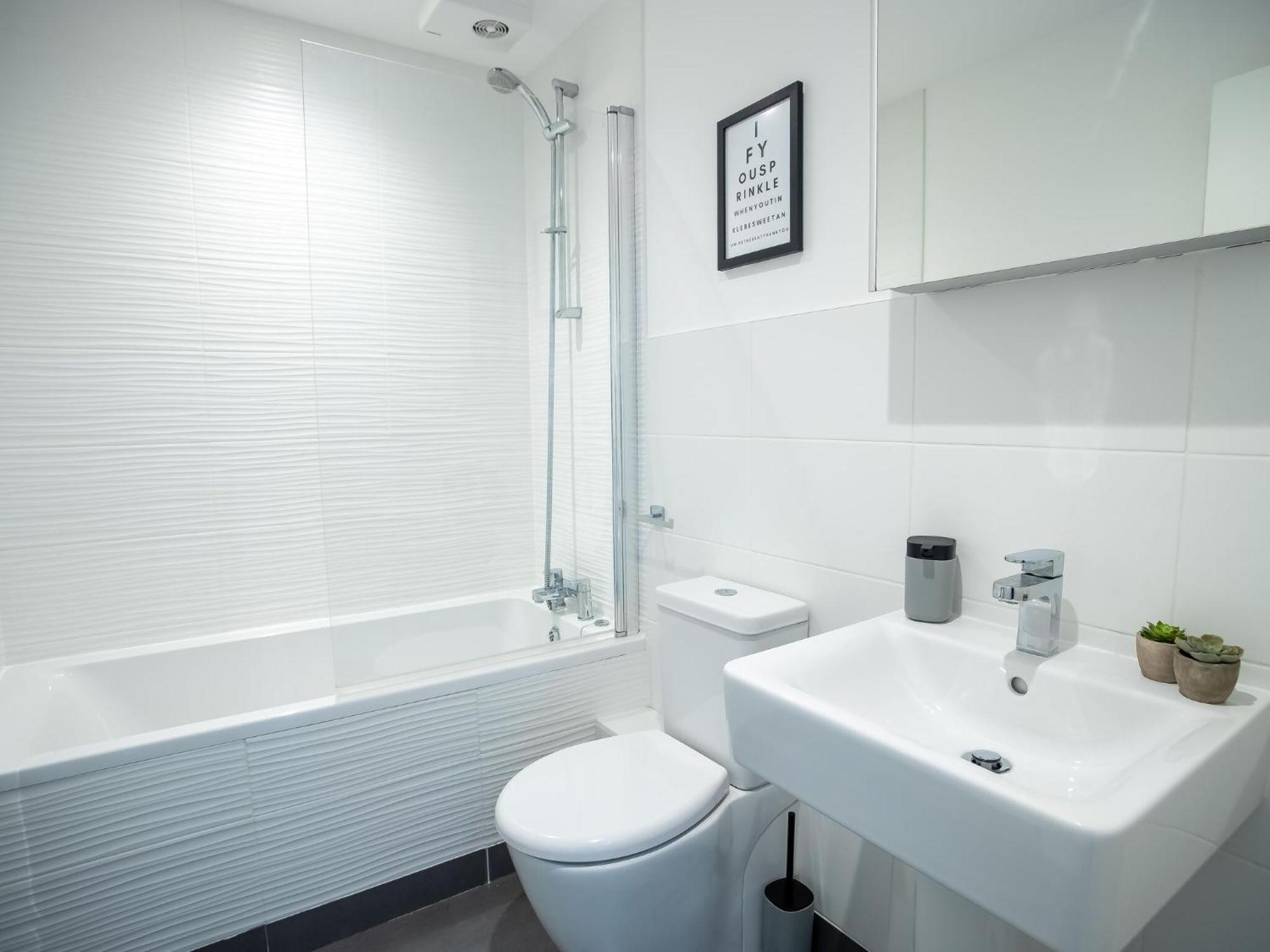 Pembroke House Apartments Exeter For Families Business Relocation Free Parking Bagian luar foto